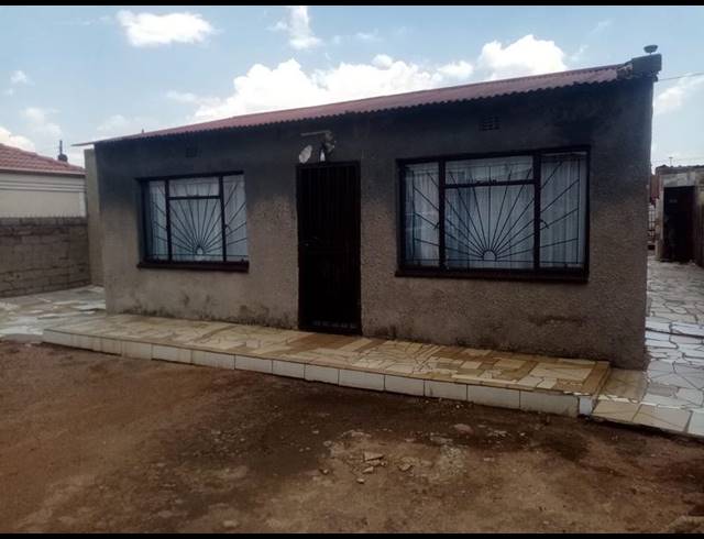4 BEDROOM HOUSE FOR SALE IN TWALA
